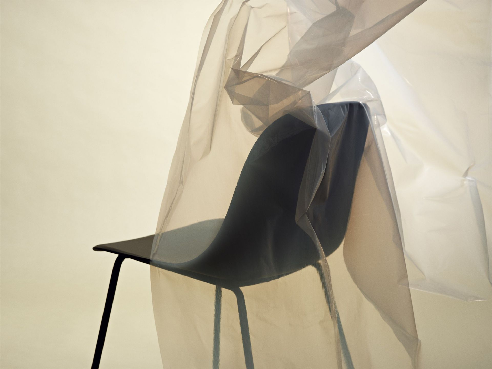 Fiber Side Chair von Muuto, minimalistischer Stuhl mit schwarzem Gestell und Kunststoffschale, teilweise verdeckt.