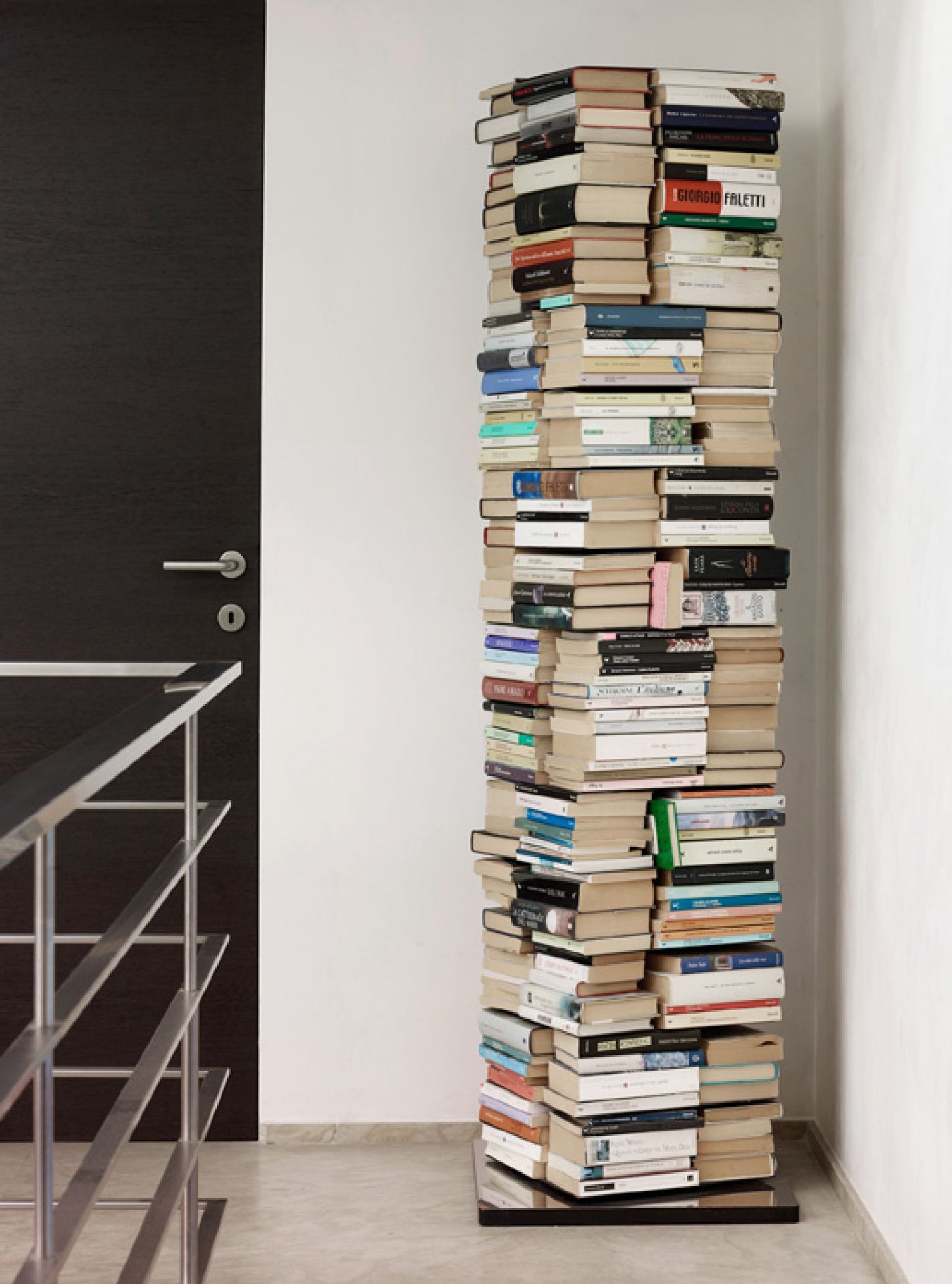 Ptolomeo Bücherregal: Hohe, drehbare Bücher-Säule mit vielen Büchern, modernes Design für Wohnzimmer und Büro.