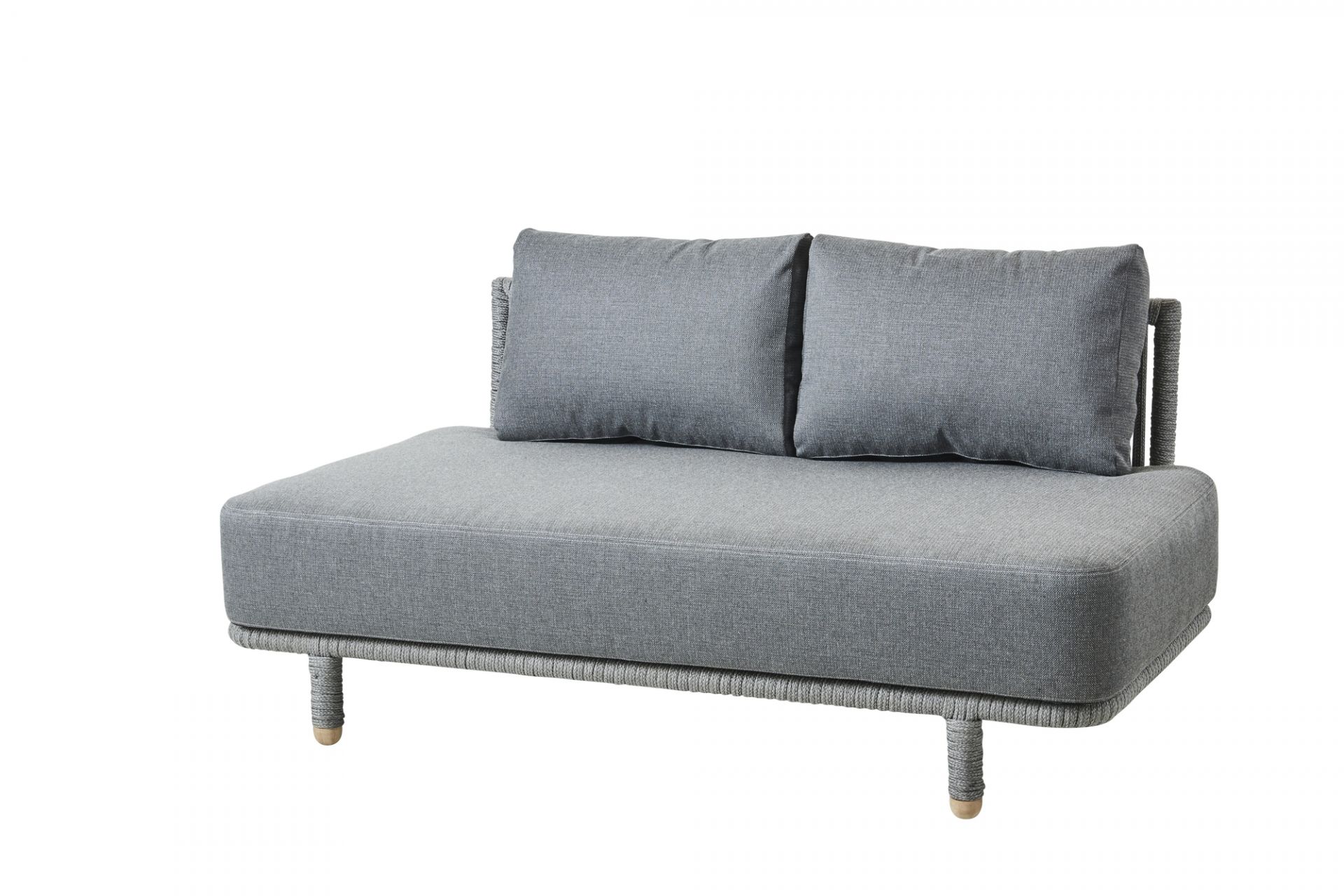 Graues Moments Outdoor 2-Sitzer Sofa Modul von Cane-Line mit zwei Kissen auf weißem Hintergrund.