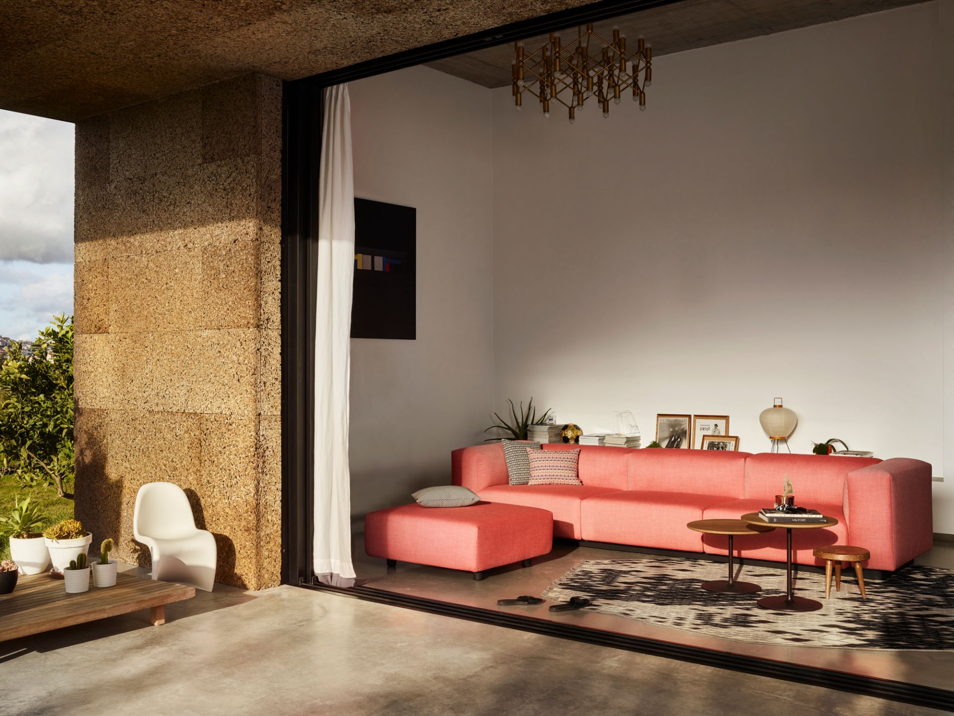 Vitra Soft Modular Sofa, 3-Sitzer mit Chaise Longue in Rosa, modernes Wohnzimmer Interieur.