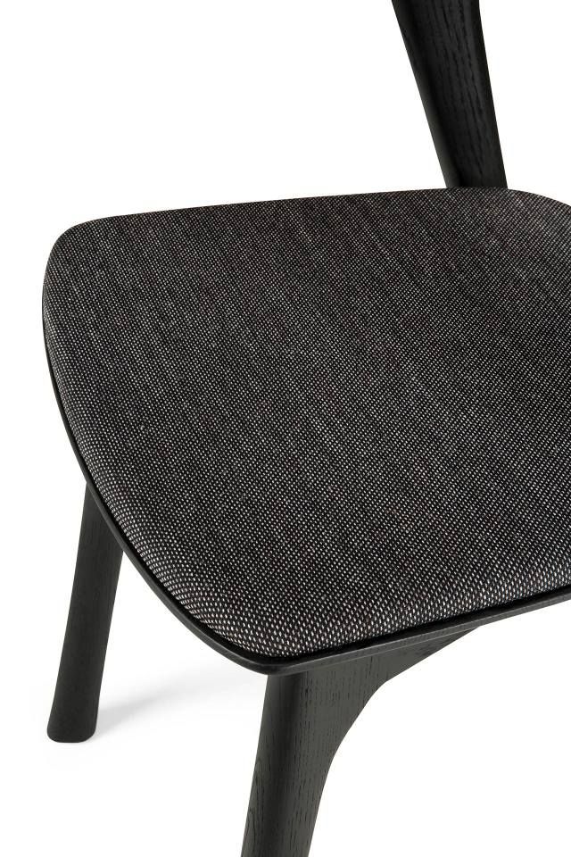 Detailaufnahme des Bok Stuhls von Ethnicraft: Braune Eiche mit schwarzem Stoffbezug. Hochwertiger Designstuhl für Esszimmer.