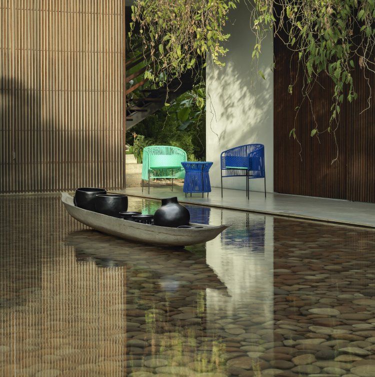 Caribe Beistelltisch in Blau im Outdoor-Bereich, moderne Gartenmöbel und stilvolle Terrassengestaltung.