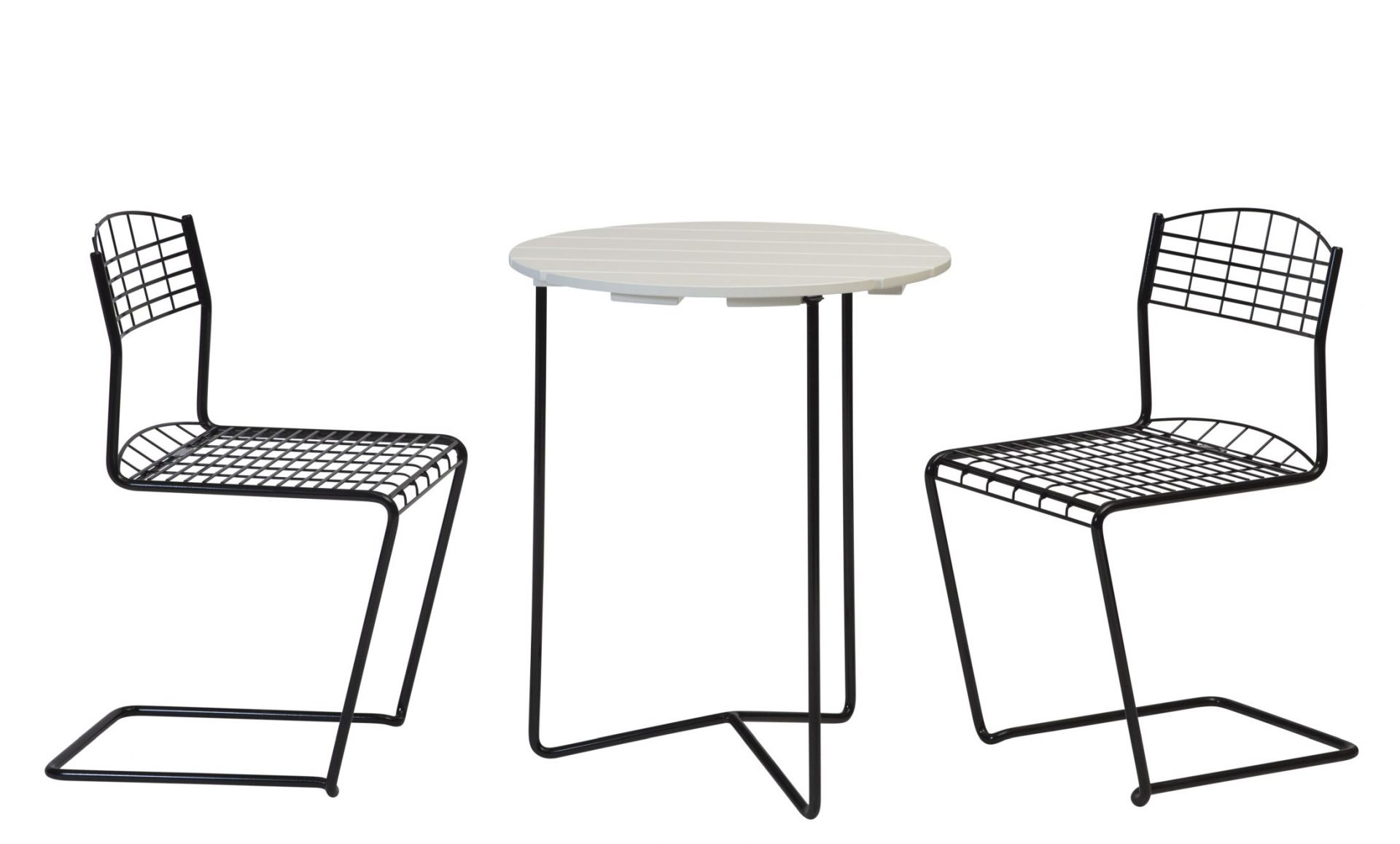 Zwei High Tech Chair Stühle von Grythyttan Stalmöbler mit weißem Gartentisch aus Stahl.