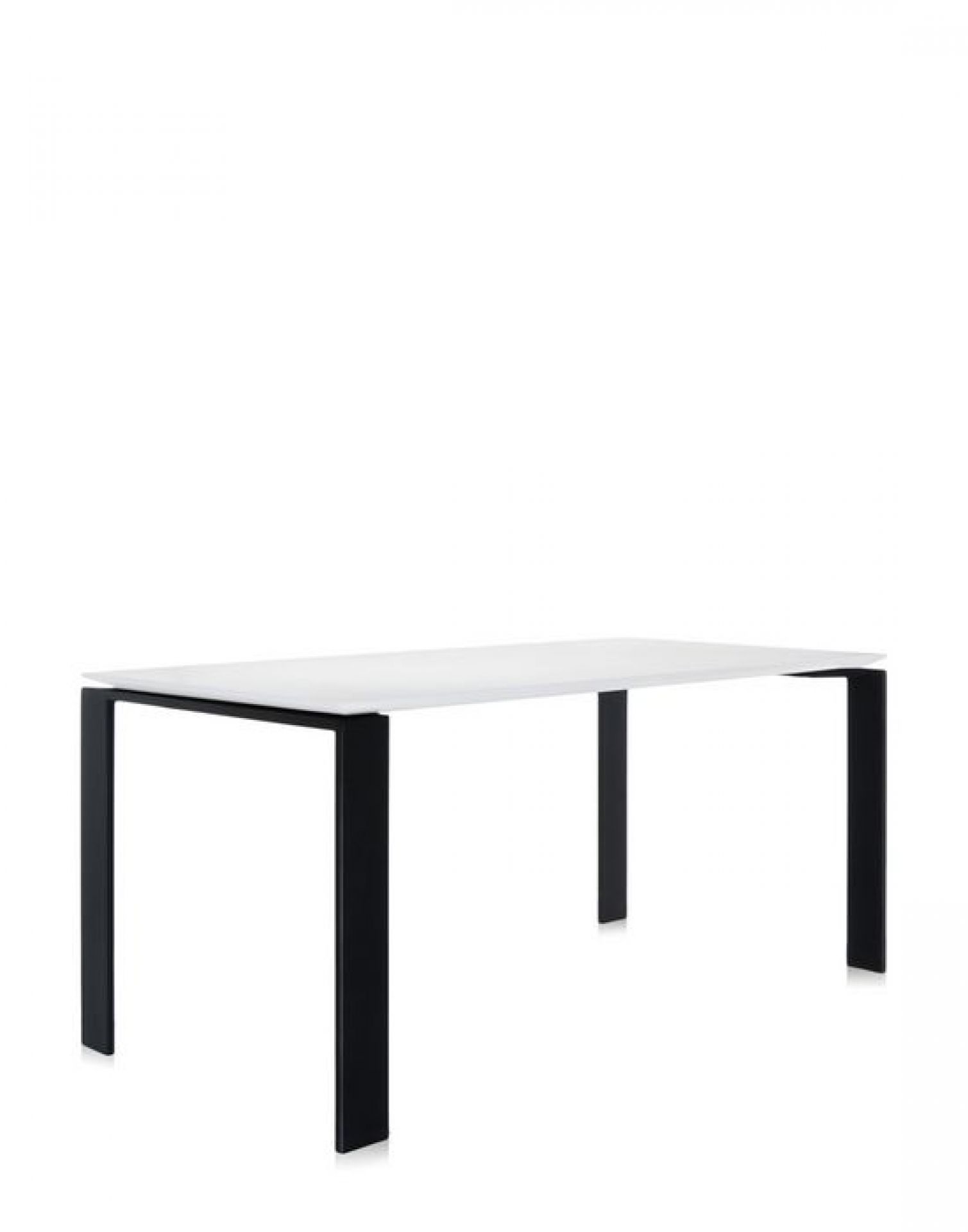 Moderner Esstisch mit weißer Tischplatte und schwarzem Metallgestell, minimalistisches Design für Esszimmer.