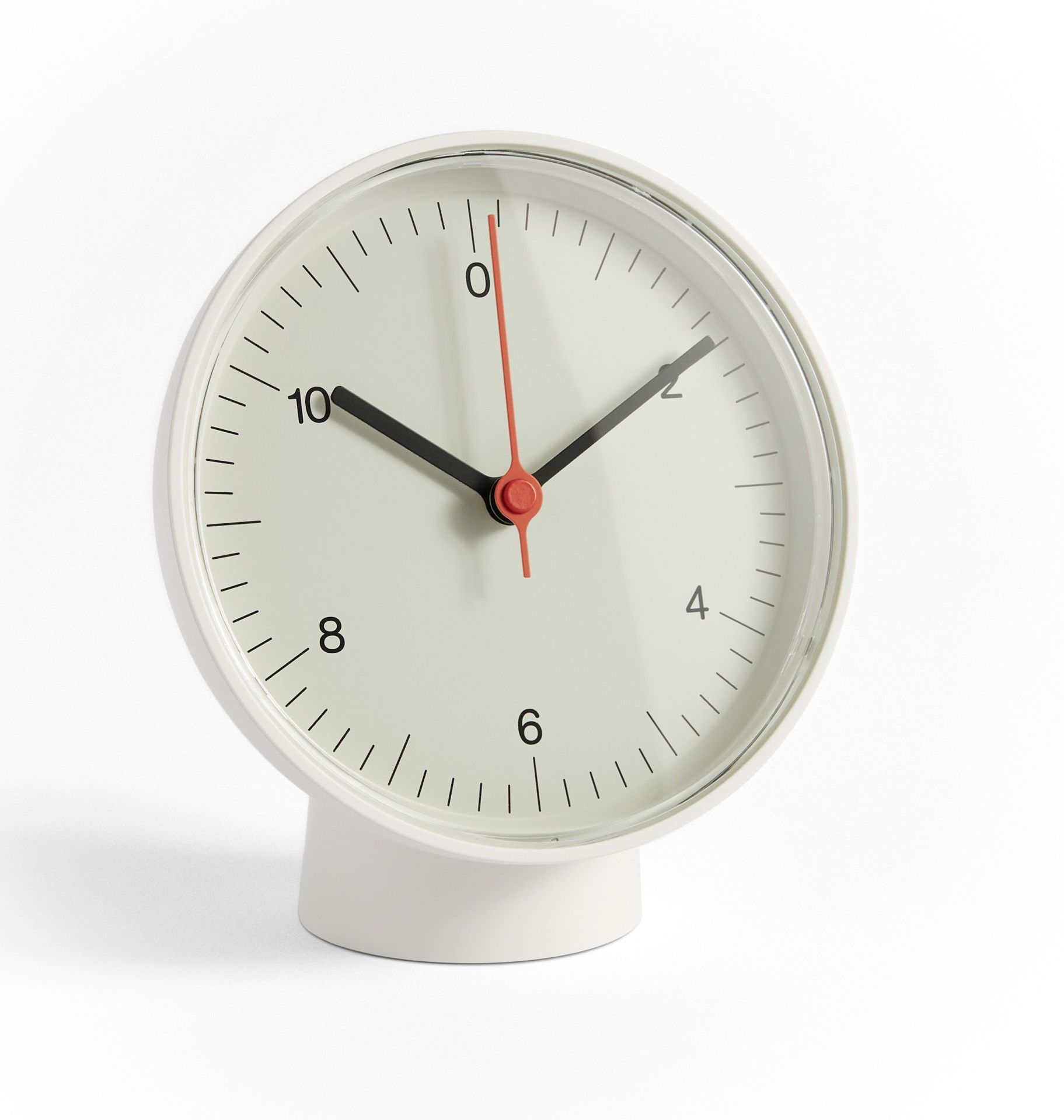 Weiße Hay Tischuhr/Wanduhr mit minimalistischem Design und rotem Sekundenzeiger, zeigt die Uhrzeit zehn nach zehn.