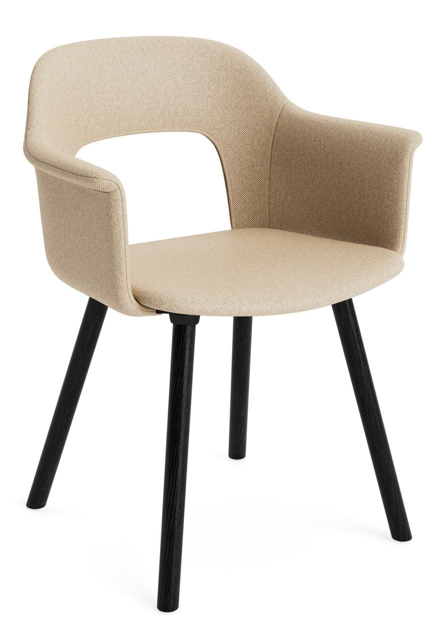 Layout Armchair von Hay: Armlehnstuhl mit beigem Stoffbezug und schwarzen Holzbeinen, modernes Design.