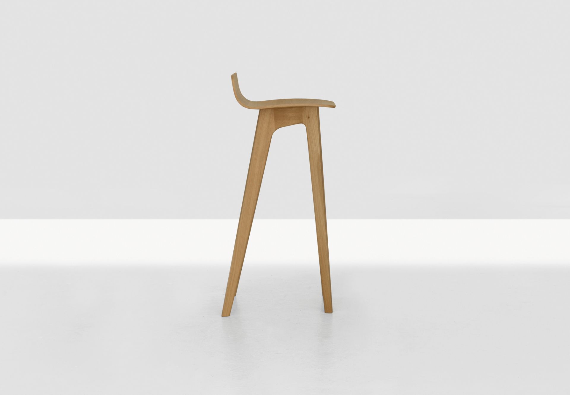 Morph Barhocker mit Sitzhöhe 65 cm aus Eiche, minimalistisches Design für Küche oder Bar.
