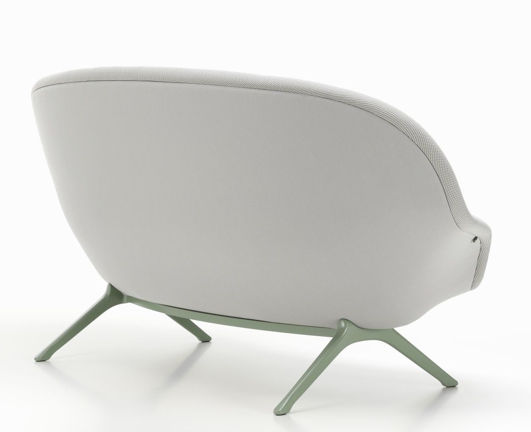 Rückansicht des Abalon Sofas von Vitra mit hellgrauem Bezug und grünem Fußgestell.