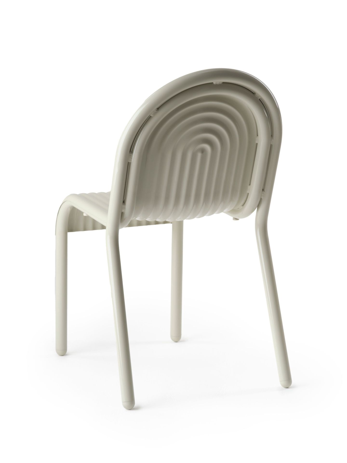 Groove Stuhl von Tom Dixon in Putty, Ansicht von hinten, Outdoor Möbel.