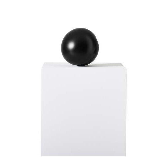 Nahaufnahme: Cassina Palpebra Tischleuchte, Aluminium, schwarze Kugel auf weißem Sockel, modernes Design.