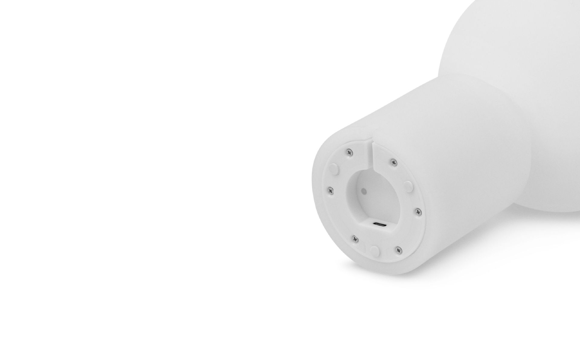 Detailaufnahme der weißen Yo Lamp Small Akkuleuchte von Normann Copenhagen, mit USB-C-Anschluss.