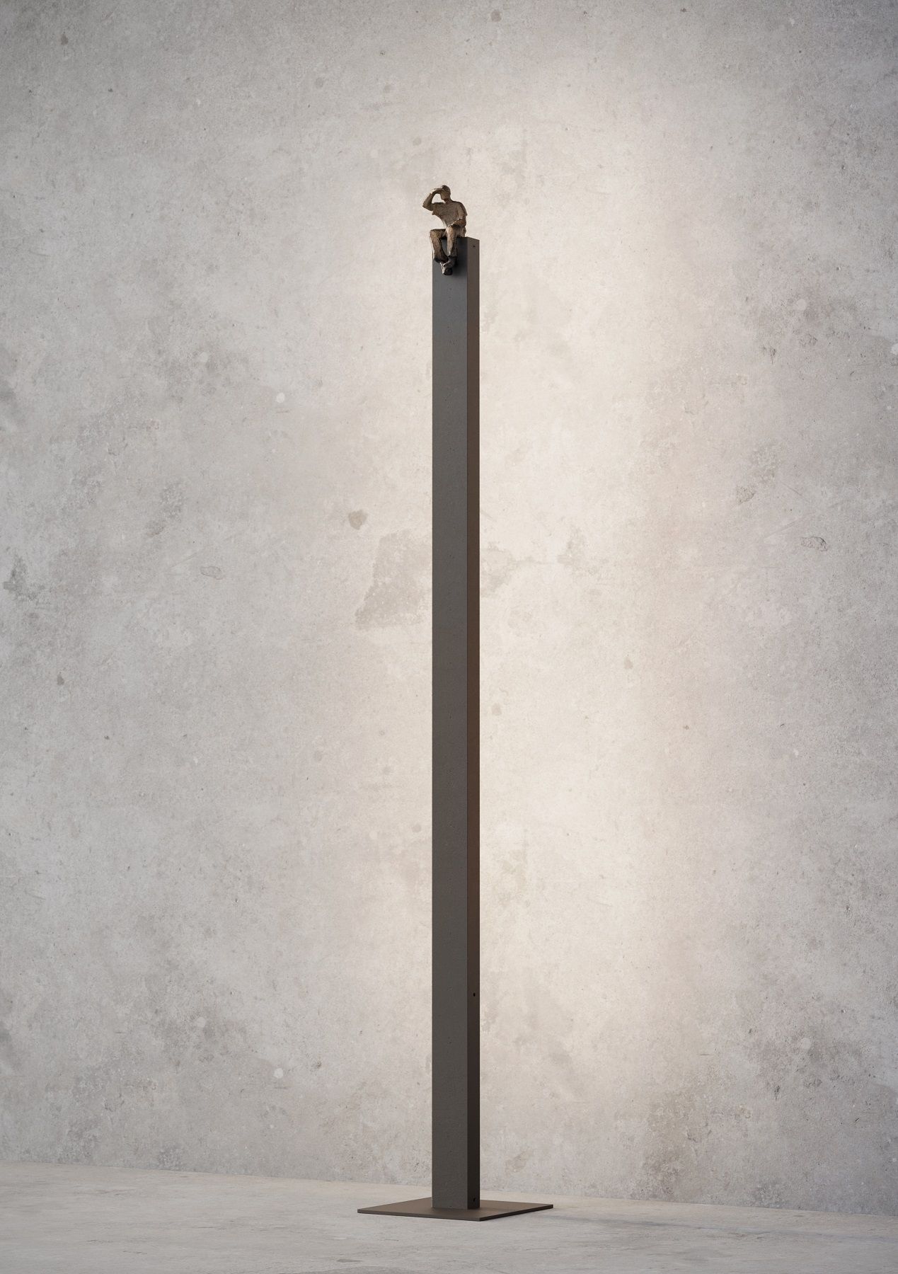 I See Floor Lamp: Moderne Stehleuchte in Anthrazit mit einer kleinen sitzenden Figur.