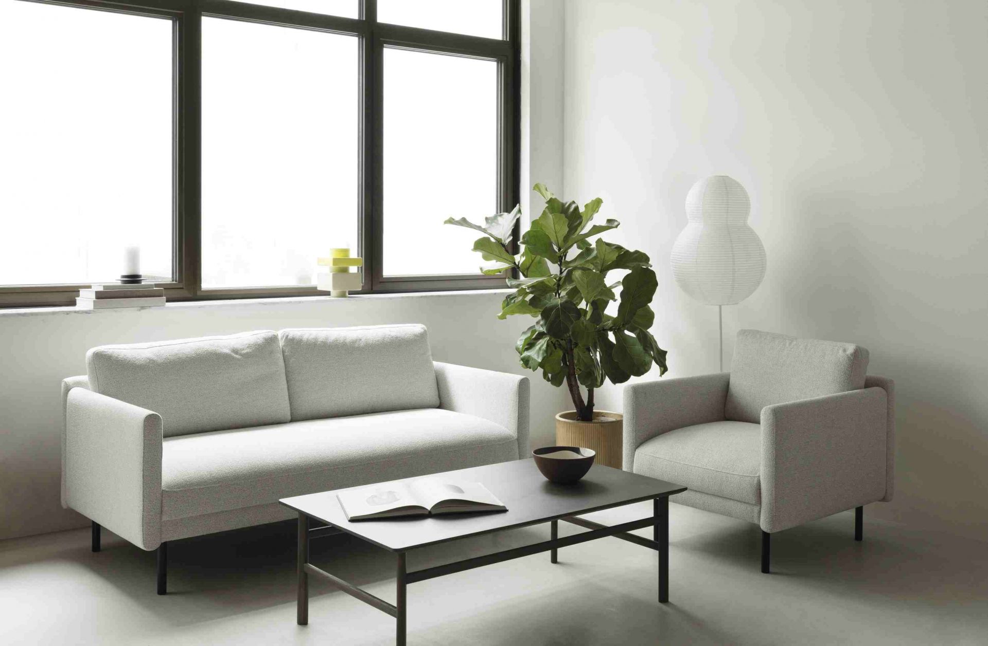 Heller Wohnraum mit Sofa und Rar Lounge Chair Sessel von Normann Copenhagen.