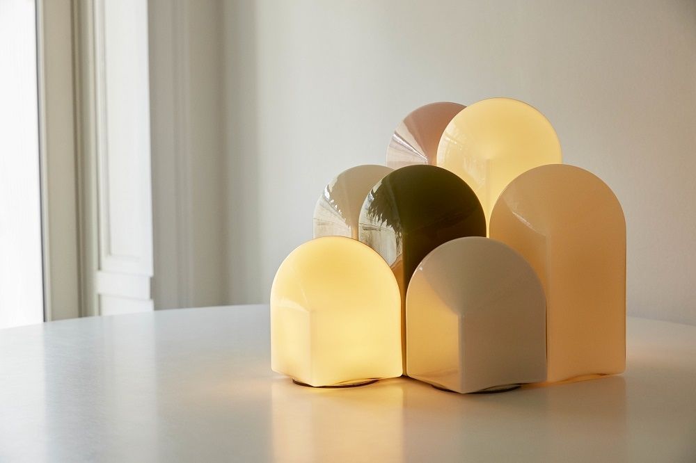 Nahaufnahme von mehreren Parade Table Lamp Tischleuchten von Hay in verschiedenen Farben.