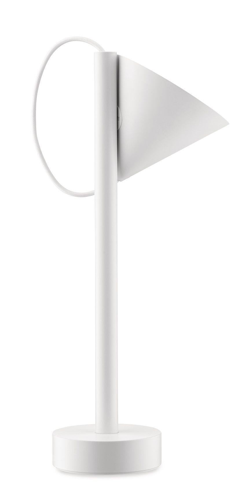 Weiße Tsumiki Akku Leuchte von Alessi, modernes Design mit dreieckigem Lampenschirm und rundem Fuß.