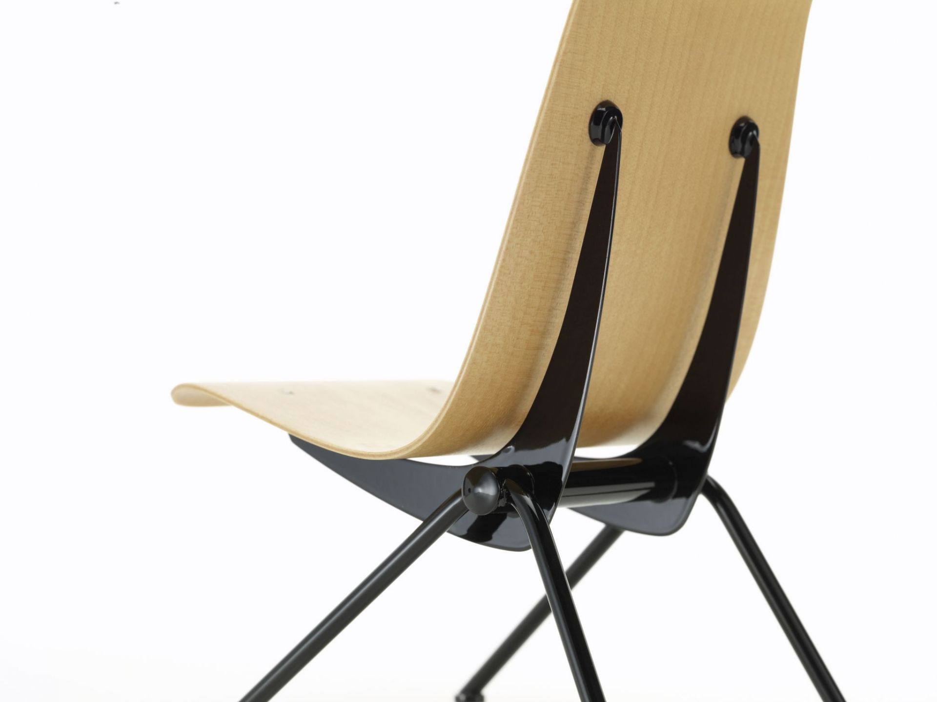 Detailansicht des Antony Stuhls: Holzschale mit schwarzem Metallgestell, Designklassiker für modernes Wohnen.