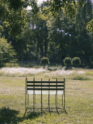 Gardener's Sofa von Design House Stockholm im Garten, minimalistische Outdoor Bank aus Metall.