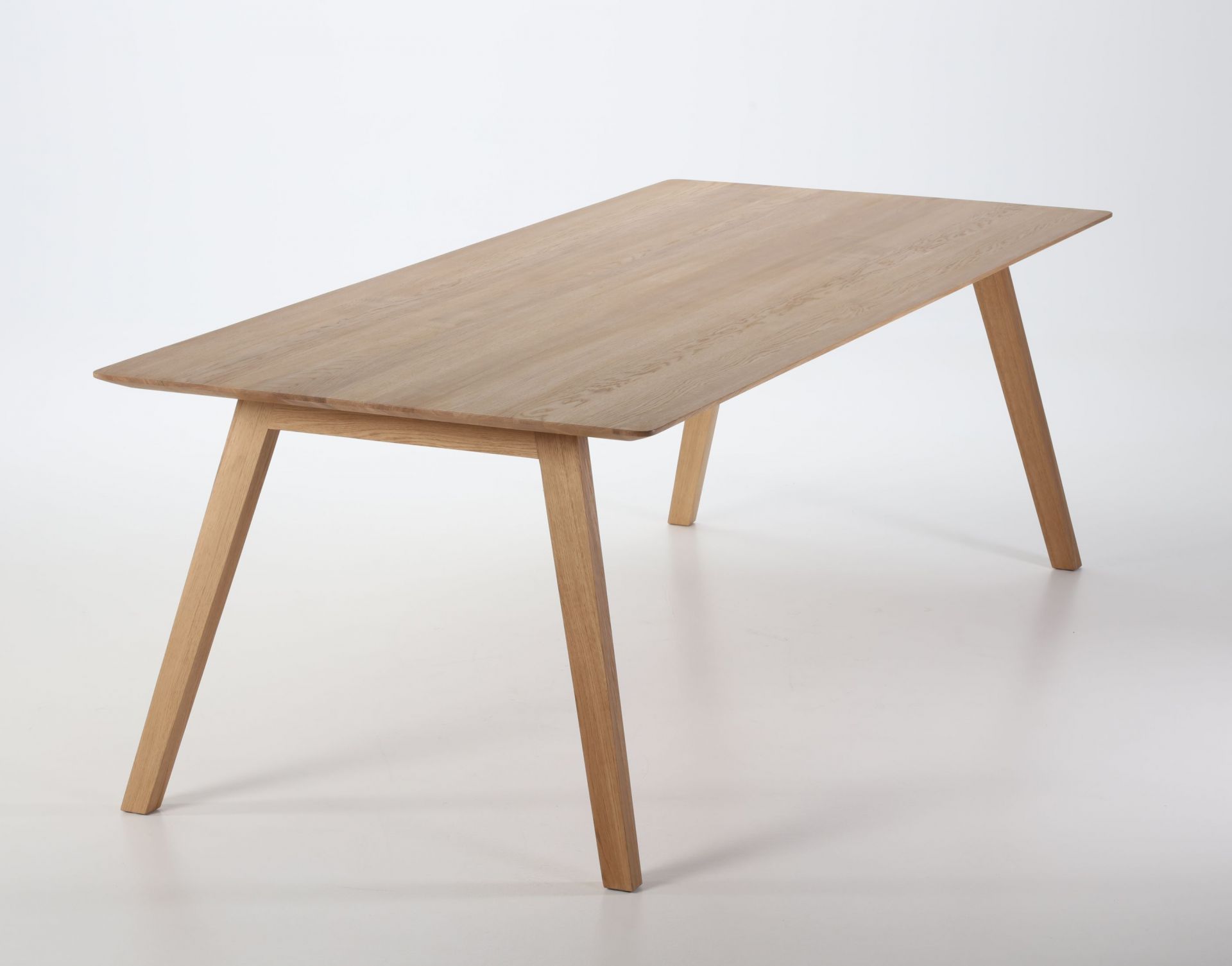 Monk Tisch von Prostoria, Esstisch aus hellem Holz mit schlichtem, modernem Design und vier Beinen.