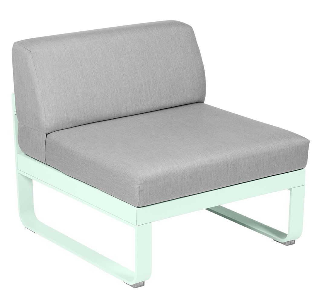 Bellevie Fermob Outdoor Sofa Mitte Modul 1-Sitzer in Hellblau mit grauem Sitzkissen.