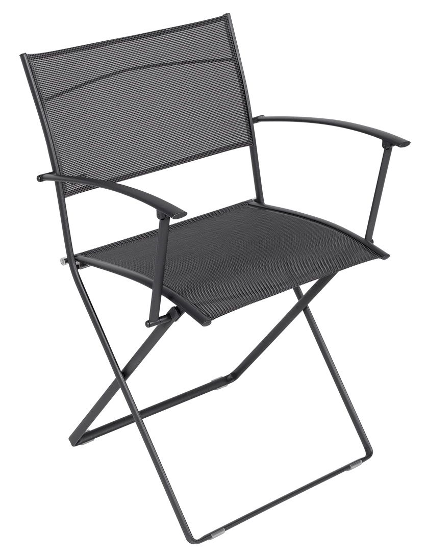 Schwarzer Fermob Plein Air Stuhl für den Außenbereich, klappbar, mit Armlehnen und filigranem Design.