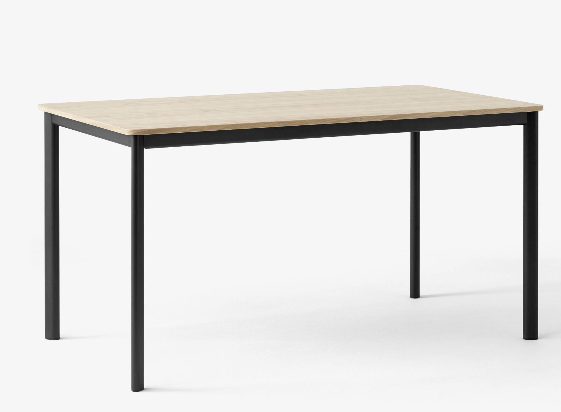 AndTradition Drip Table mit heller Holzplatte und schwarzem Metallgestell, rechteckiger Esstisch.