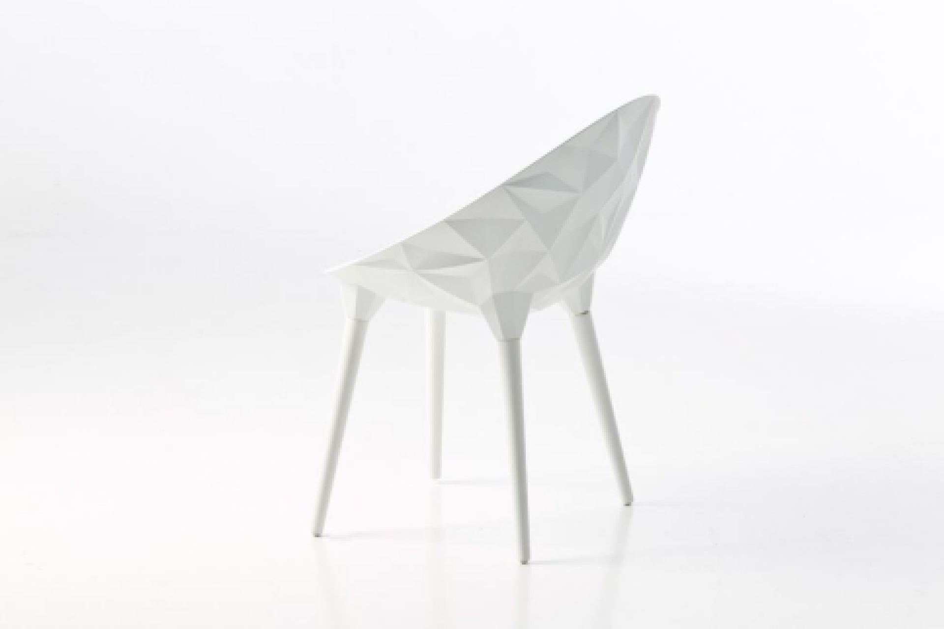 Weißer Designer Stuhl "Rock" von Moroso Diesel mit geometrischem Muster, Ansicht von der Seite.