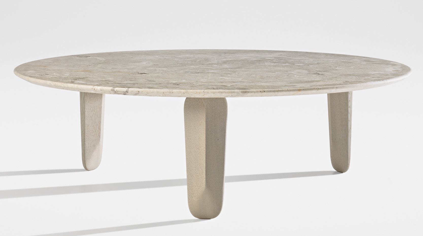 Kuyu Marble Couchtisch: Runder Marmortisch mit drei Beinen auf weißem Hintergrund.