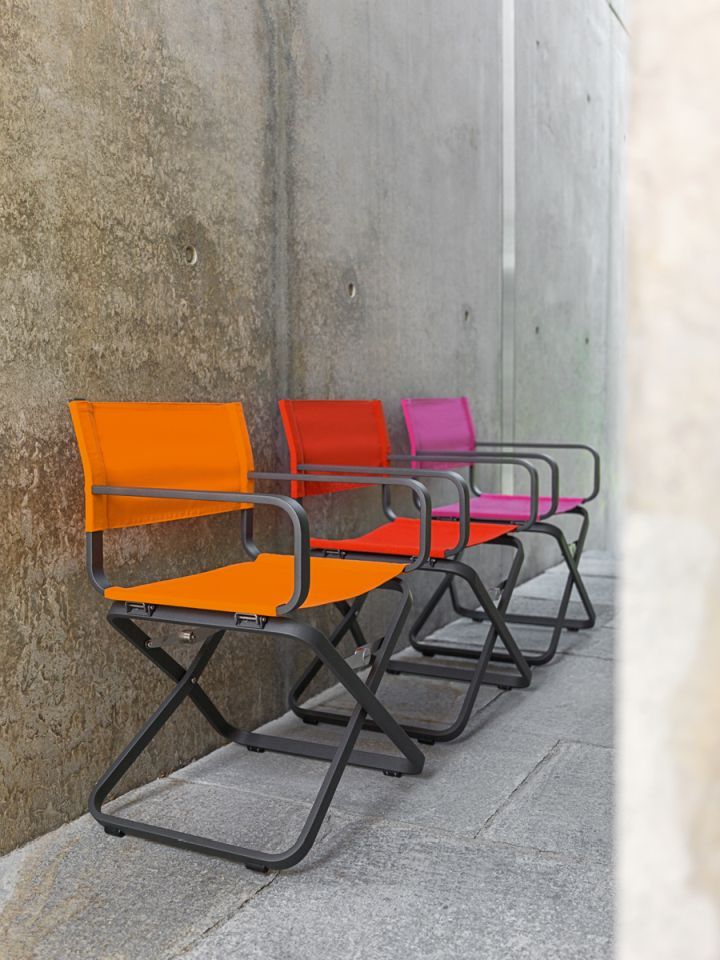Drei Ahoi Sessel von Weishäupl in Orange, Rot und Pink, Outdoor-Möbel für Garten und Terrasse.