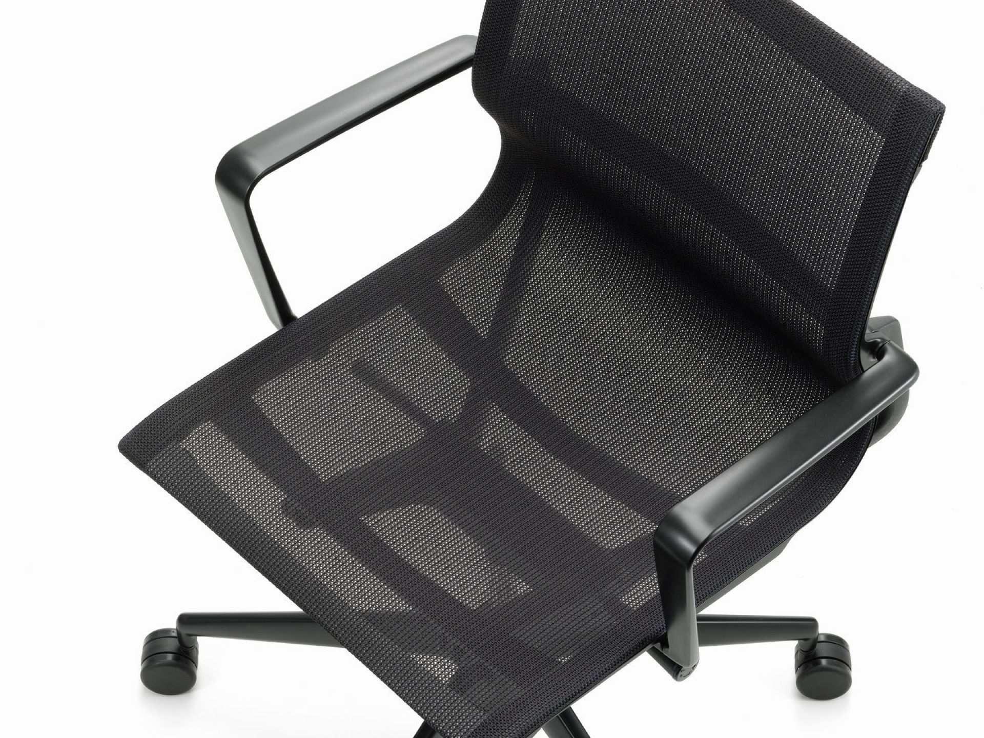 Schwarzer Physix Bürodrehstuhl von Vitra mit Armlehnen und atmungsaktivem Netzgewebe für ergonomisches Sitzen.