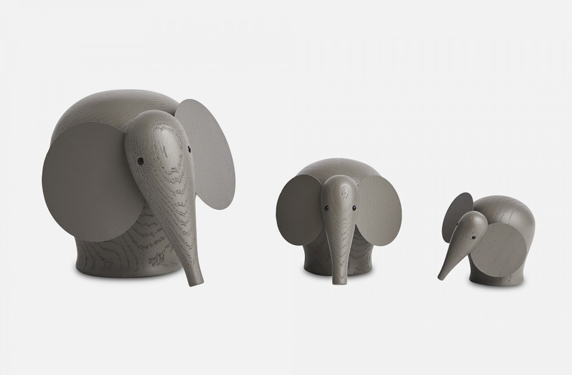 Drei Nunu Elephant Holzelefanten in Taupe von Woud, Größen mittel bis klein.