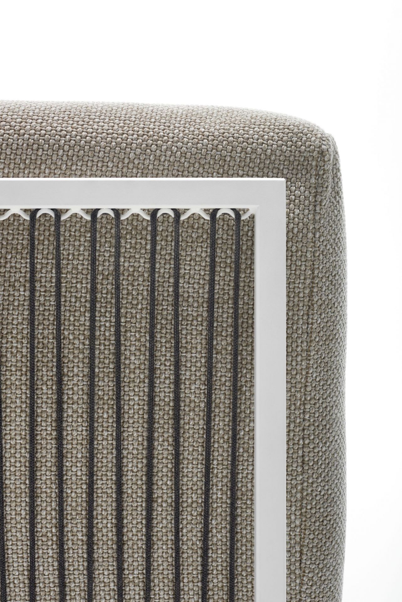 Detailaufnahme des Arpa Outdoor Sofas von MDF Italia: Texturierter Stoffbezug und weiße Rahmenstruktur.