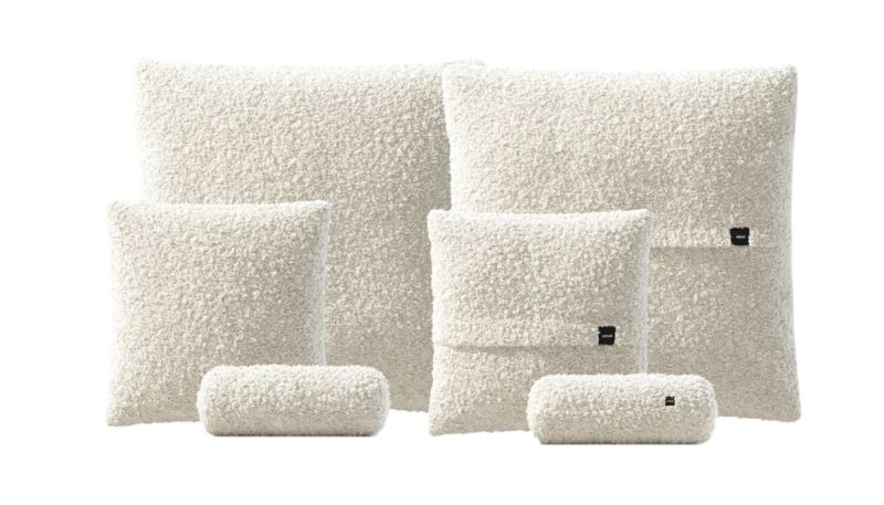 Vetsak Pillow Set: Flauschiges 6-teiliges Kissen-Set in Creme, bestehend aus drei Kissen und zwei Nackenrollen.
