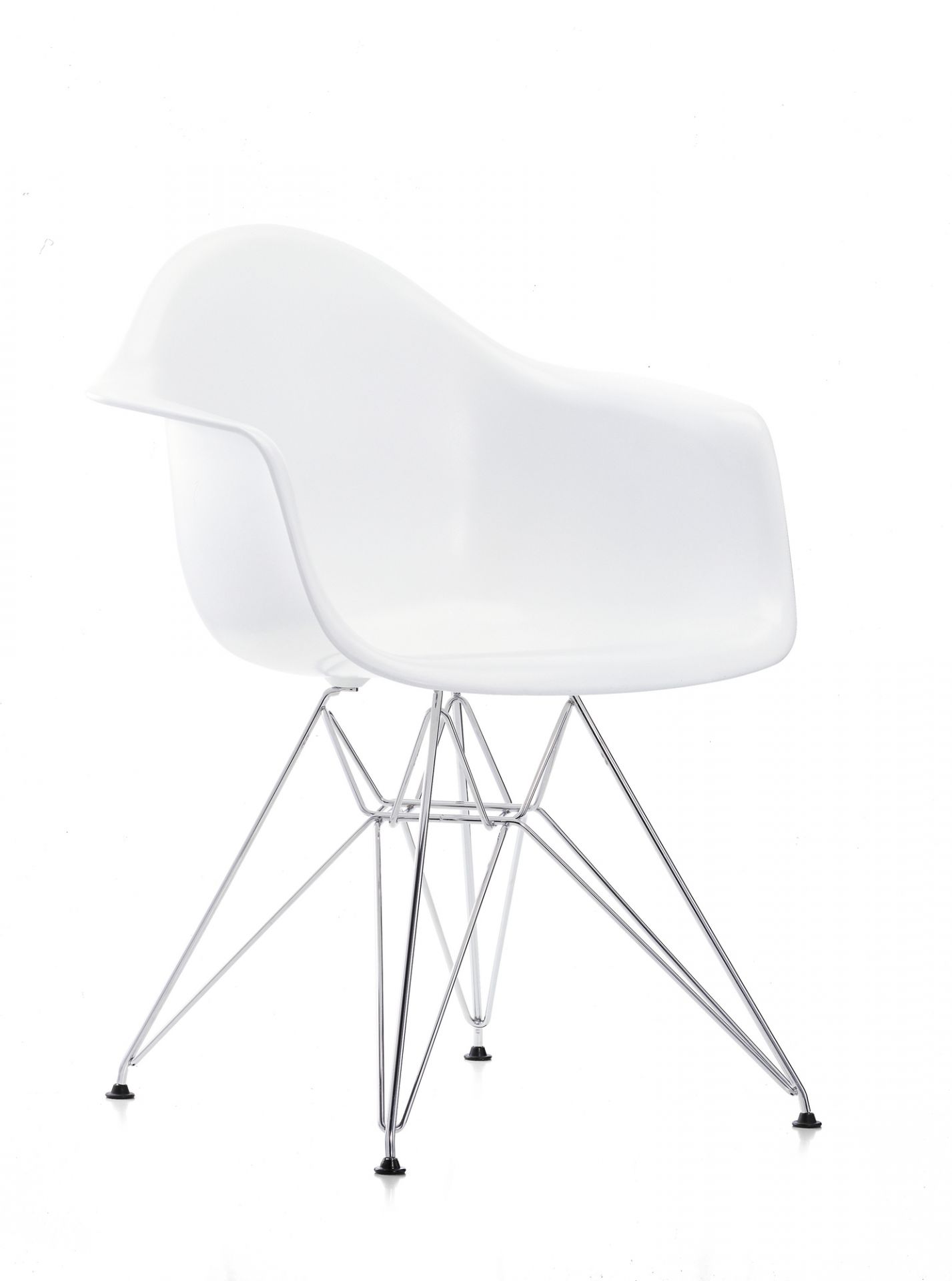 Weißer Eames Plastic Arm Chair DAR Stuhl von Vitra mit verchromtem Gestell. Designklassiker.