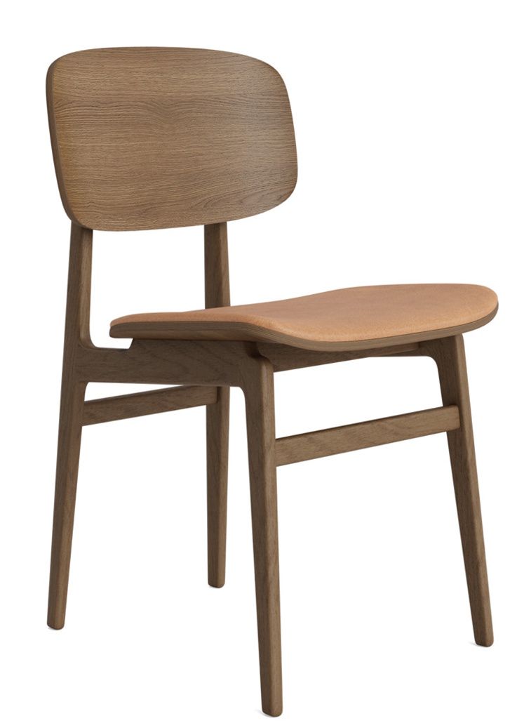 NY11 Stuhl von NORR11: Holzstuhl mit gepolstertem Ledersitz in natürlicher Holzoptik für Esszimmer.