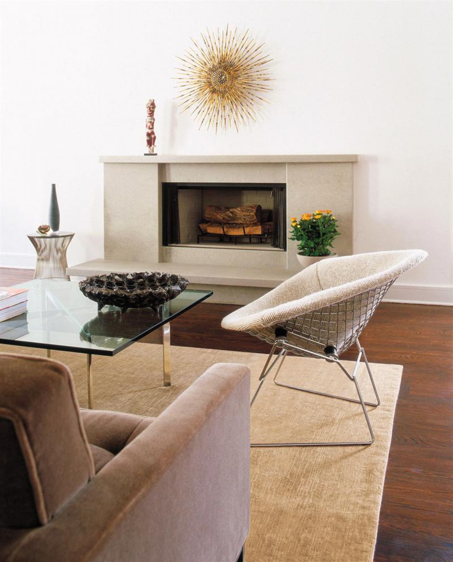 Barcelona Couchtisch mit Kristallglasplatte von Knoll International in einem modern eingerichteten Wohnzimmer.