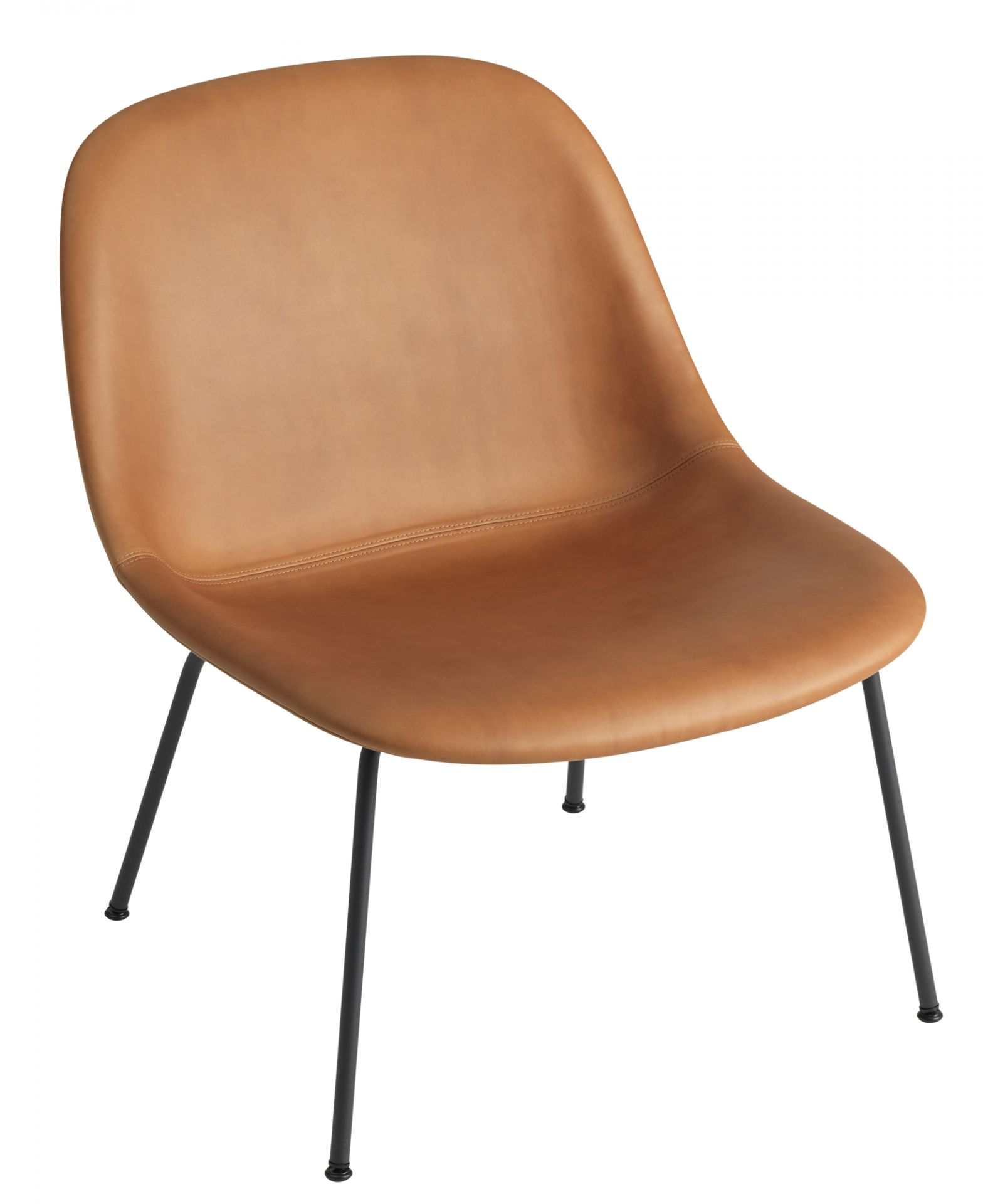 Muuto Fiber Lounge Chair mit Lederbezug in Cognac und schwarzem Stahlrohrgestell.
