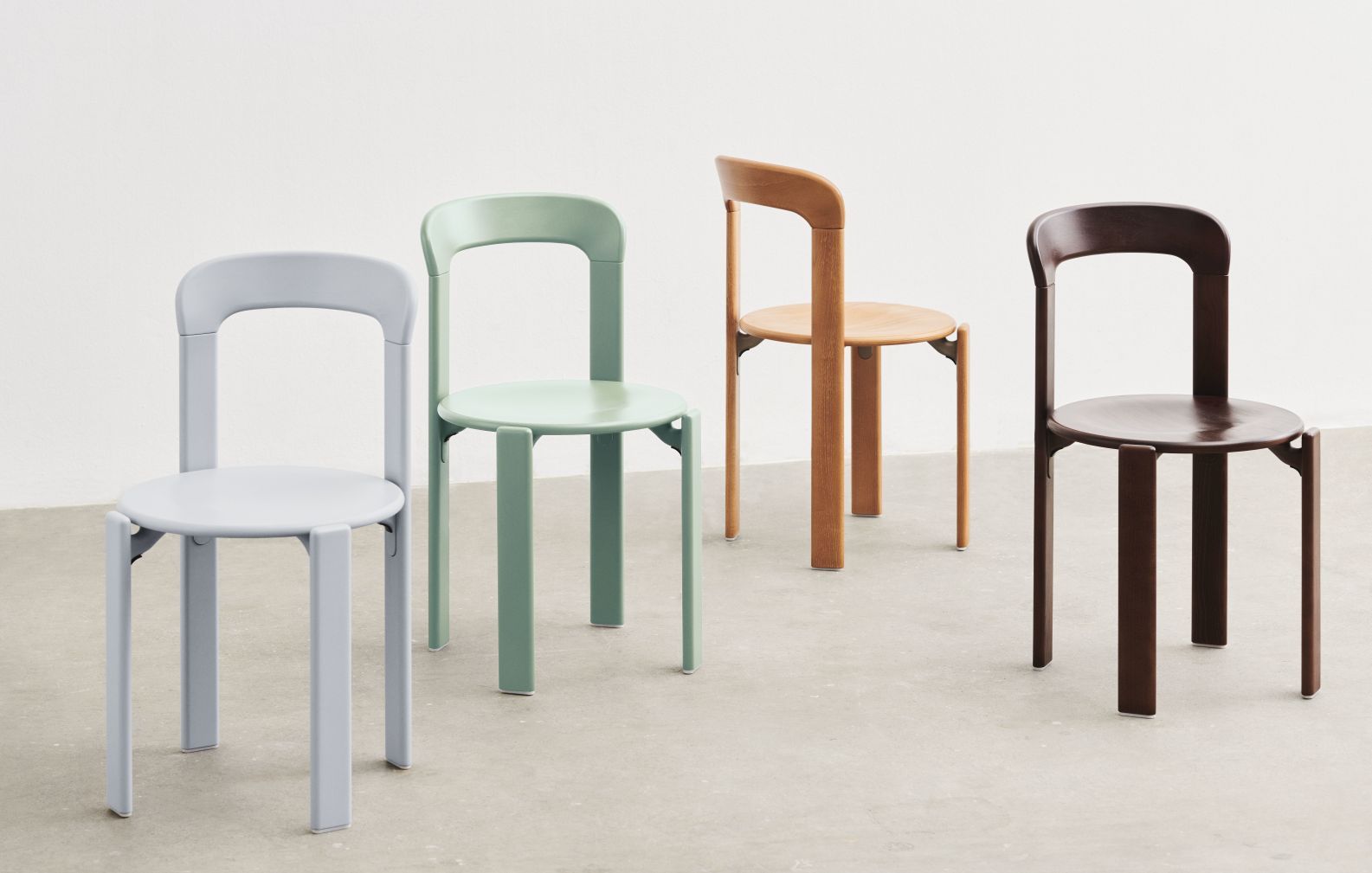 Vier Hay Stühle in verschiedenen Farben: blau, grün, hellbraun und dunkelbraun. Moderne Sitzmöbel.