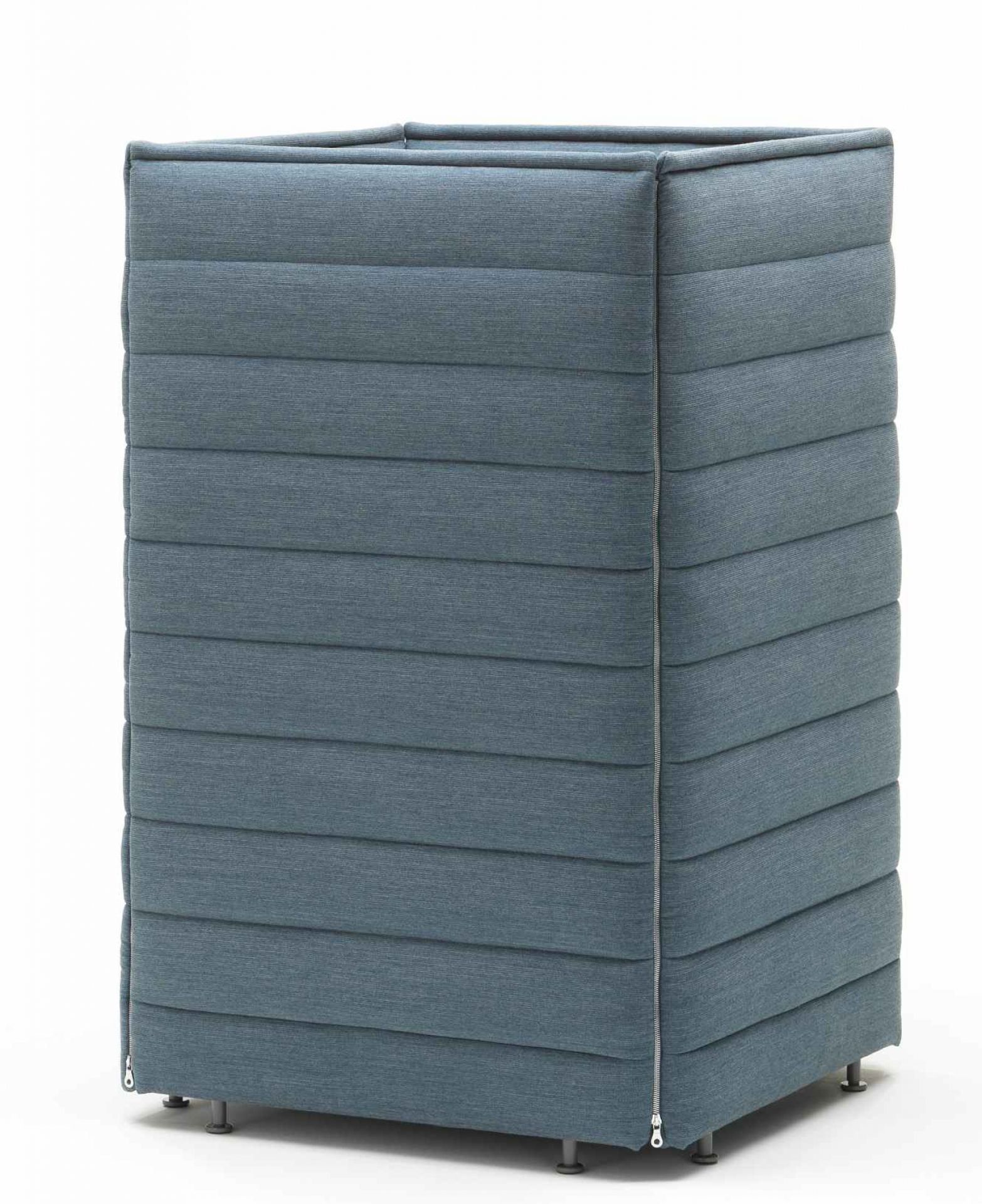 Vitra Alcove Plus Desk Small Schreibtisch mit blauer Stoffverkleidung und Reißverschluss im Detail.