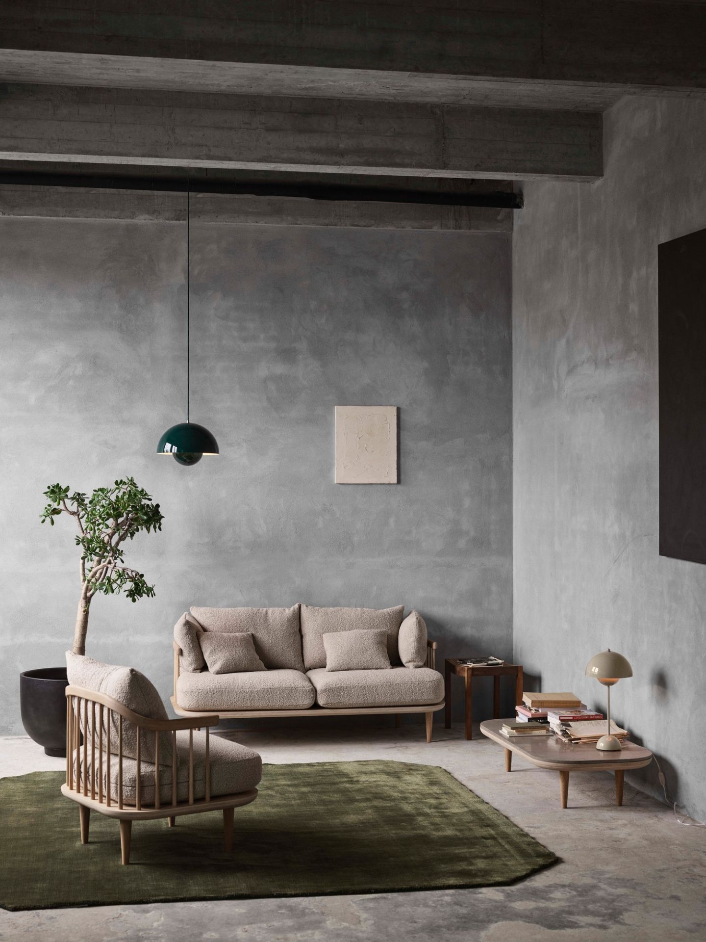 Fly Lounge Sofa 2-Sitzer von AndTradition mit Eiche Gestell und beigem Stoffbezug in Wohnraum.