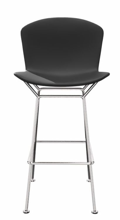 Bertoia Barhocker von Knoll International mit schwarzer Sitzschale und verchromtem Stahlgestell, Frontansicht.