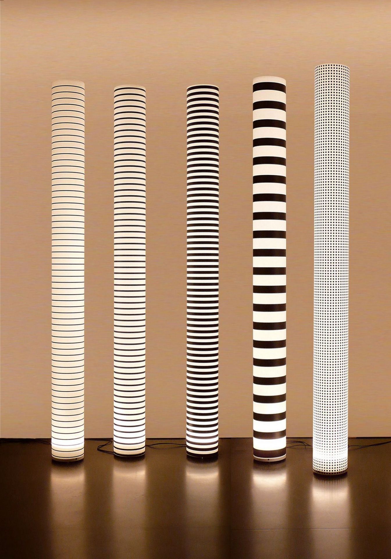 WHITE FLOOR XL LED Stehleuchte mit Chameledeon-Stripes in verschiedenen Designs, moderne Bodenleuchten für Wohnzimmer.