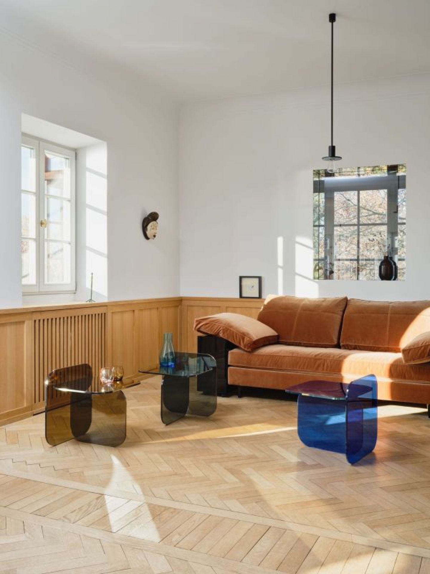 Wohnzimmer mit ClassiCon Sol Beistelltischen in Blau und Braun, modernes Möbeldesign.