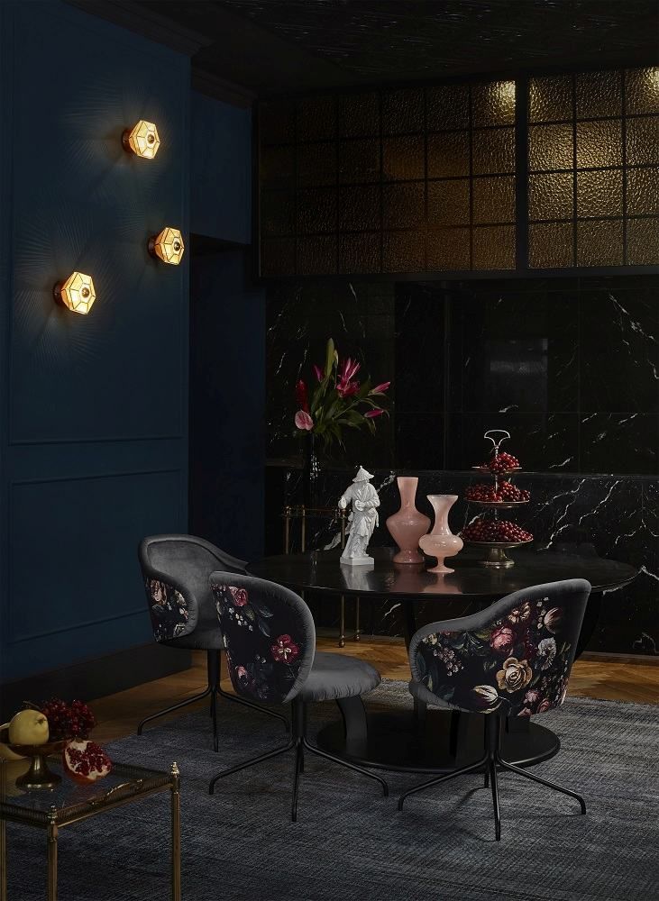 Ona Stuhl von Freifrau Manufaktur mit floralem Muster in dunklem Ambiente, ideal für Esszimmer und Wohnbereich.