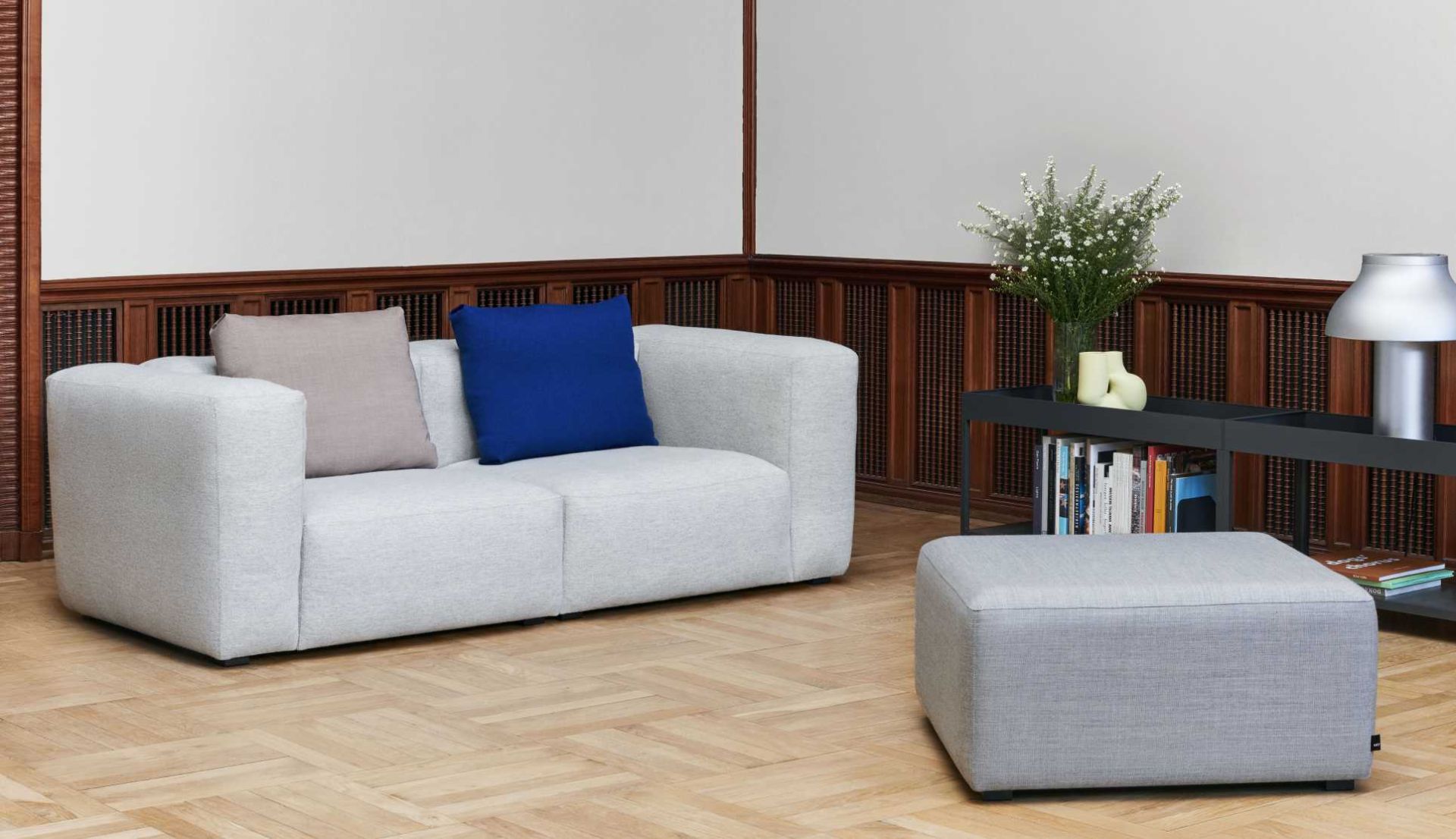 Heller Mags Ottoman Hocker aus Stoff, passend zum Sofa im Wohnzimmer.