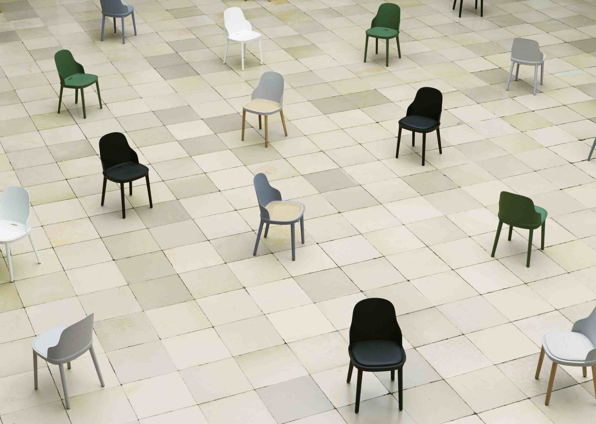 Viele Allez Chairs von Normann Copenhagen in verschiedenen Farben auf einem hellen Fliesenboden.