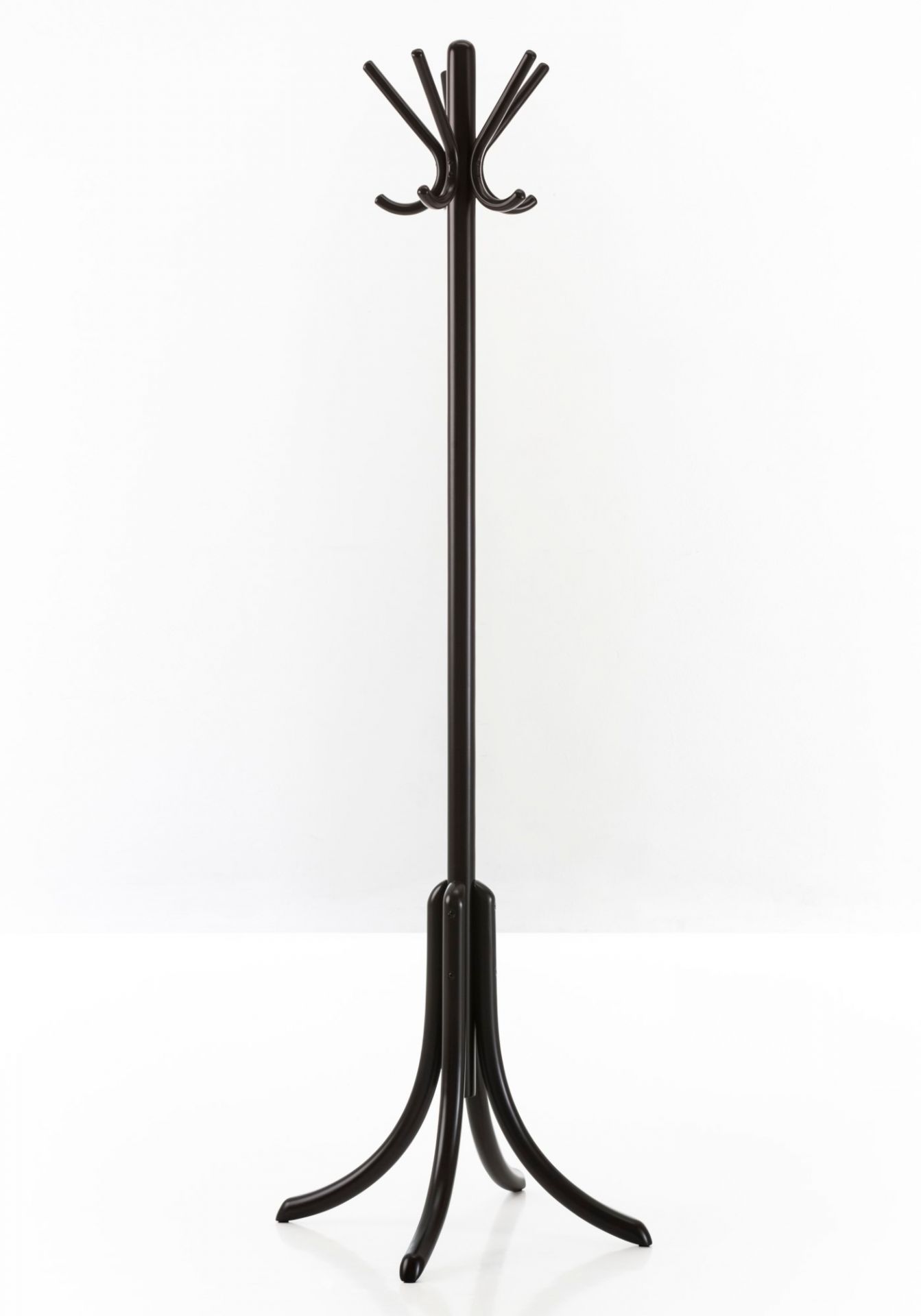 P29 Kleiderständer von Wiener GTV Design: Dunkelbrauner Garderobenständer aus gebogenem Holz mit Haken.