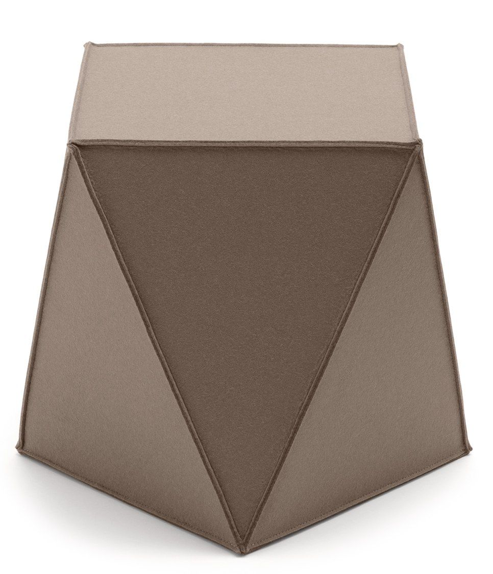 Brilli Sitzmöbel von HEY-SIGN, moderner Hocker aus Filz in Braun- und Beigetönen, geometrisches Design.