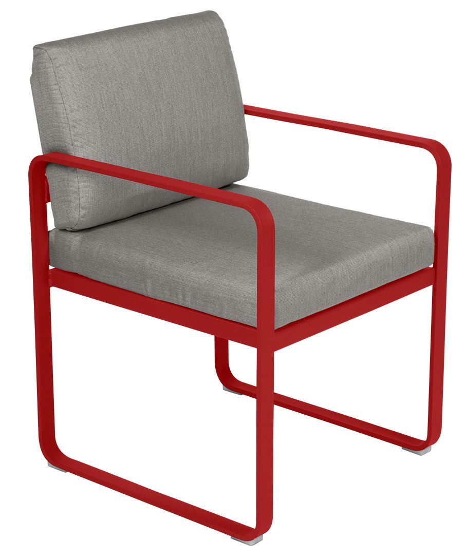 Bellevie Sessel von Fermob für den Außenbereich, rotes Gestell und graue Polsterung, bequemer Gartensessel.