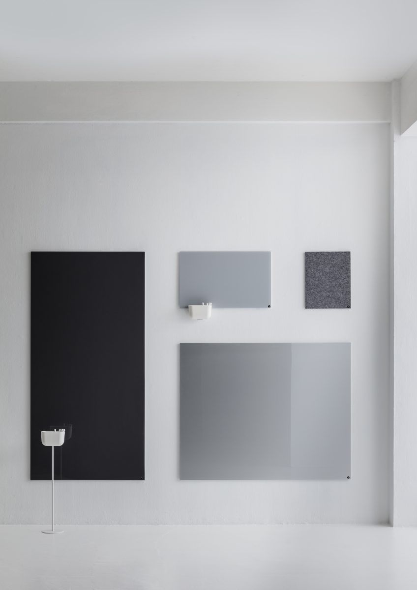 Wand mit schwarzer und grauer Chat Board Classic Glastafel, magnetisch, mit Stifthalter und Filzplatte.