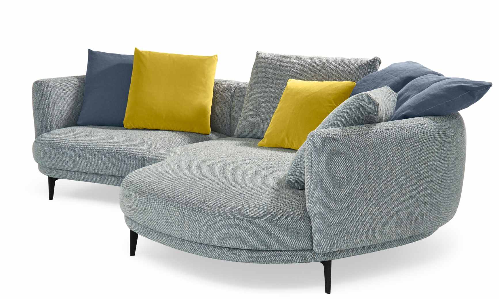 Graues Marru Sofa von Walter Knoll mit blauen und gelben Kissen, modernes Wohnzimmer Sofa.